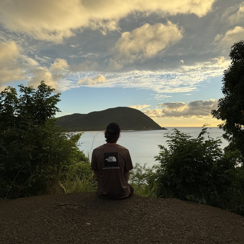 Jacob Allen devant un paysage de montagne et de mer